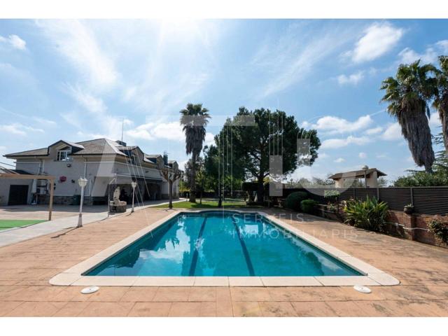 CASA A 4 VIENTOS CON PARCELA DE 2050m², PISCINA, PARQUE INFANTIL Y GARAJE INMENSO EN CASTELLARNAU photo 0