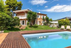 ALELLA. Amplia, con jardin y piscina photo 0
