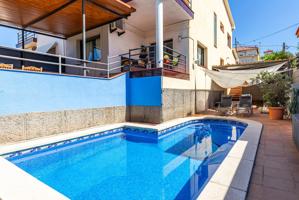Chalet pareado con piscina privada y vistas despejadas en El Masnou photo 0