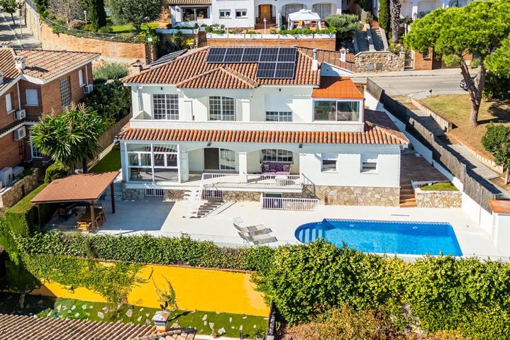 Chalet independiente reformado en 2023 en Premià de Dalt con piscina, sala polivalente y vistas panorámicas al mar photo 0