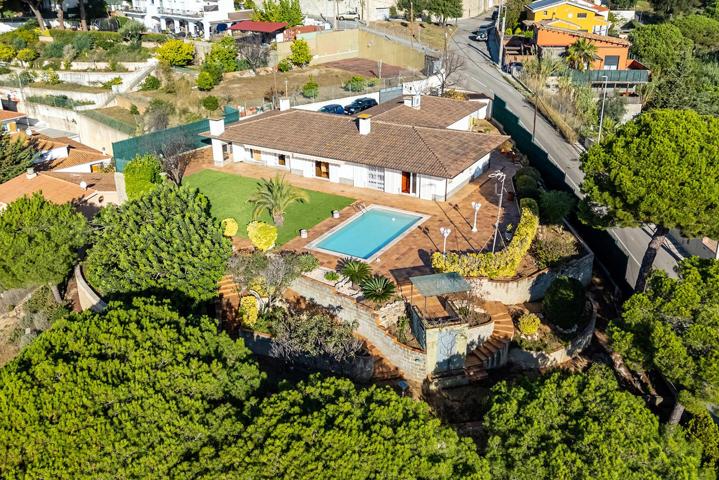 Casa independiente en una sola planta con jardín, piscina y vistas al mar en Can Bruguera (Mataró) photo 0