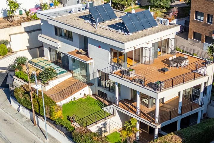 Chalet independiente con macrosuite, apartamento completo y piscina interior climatizada en Alella centre. photo 0