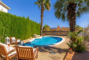 Adosado con vistas, buhardilla y piscina privada en Tiana photo 0