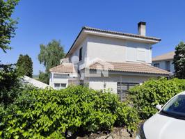 Venta de un chalet pareado en Navalperal de Pinares photo 0