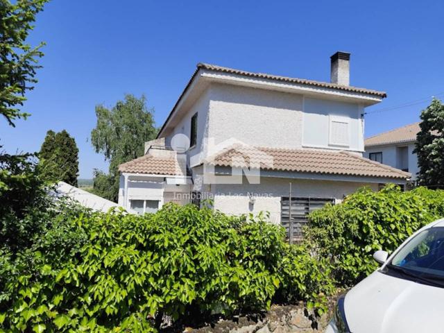 Venta de un chalet pareado en Navalperal de Pinares photo 0