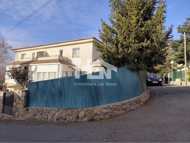 Venta de un chalet en Navalperal de Pinares photo 0