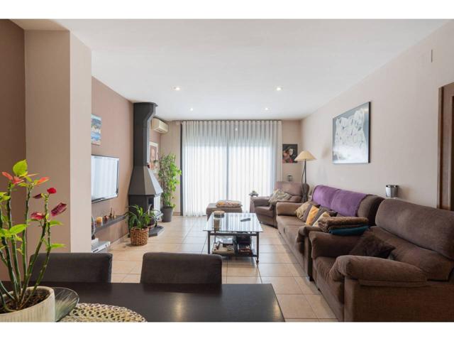 Casa en venta en Centelles photo 0