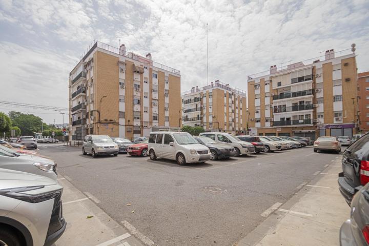PISO ENTRE CALLE ARROYO Y CARRETERA DE CARMONA photo 0