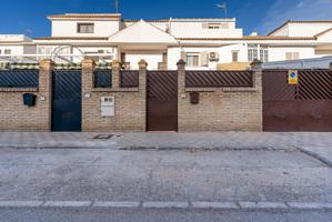 Adosado Tríplex de 4 dormitorios, 3 baños de 260 m2!!! photo 0