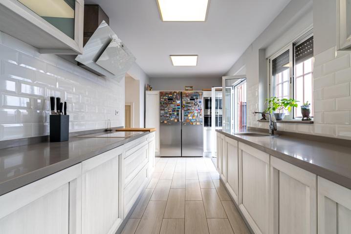 Adosado Tríplex de 4 dormitorios, 3 baños de 260 m2!!! photo 0