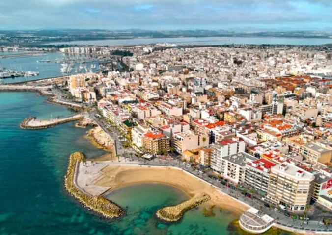 SE VENDE APARTAMENTO DE 3 D EN PRIMERA LINEA DE MAR, PUERTO DEPORTIVO DE TORREVIEJA photo 0