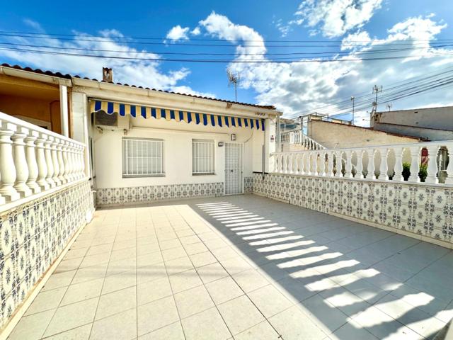 SE VENDE ADDOSADO DE 2D SEMIREFORMADO Y SIN VECINOS ARRIBA EN TORREVIEJA photo 0