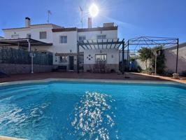 GRAN PAREADO CON PISCINA PROPIA photo 0