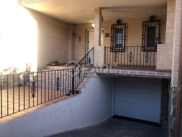 Chalet adosado en venta en Zona de la Estación-Cruz Roja photo 0