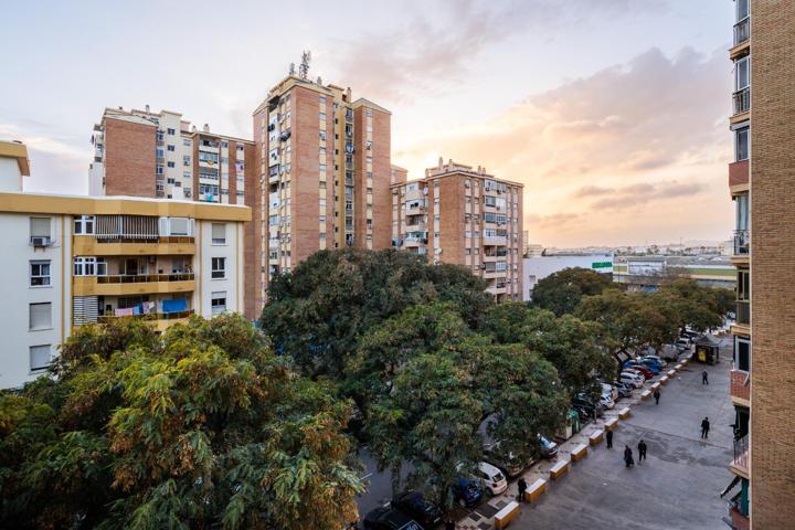 Vivir en la vibrante barriada de Carretera de Cádiz es posible en este fantástico piso con terraza photo 0