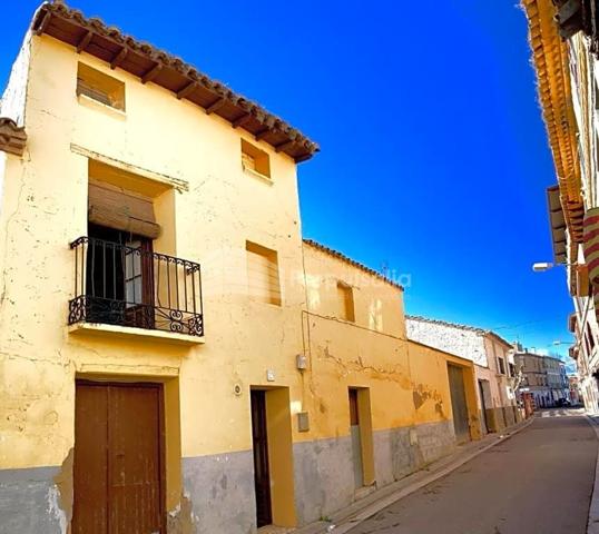 En el centro de Novallas, casa antigua con superficie útil de 300 m2 y terreno adjunto de cerca de 300 m2. photo 0