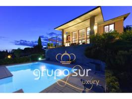 Exclusivo chalet de lujo con piscina privada y bonitas vistas en El Otero, a 10 minutos del centro de Valladolid. photo 0