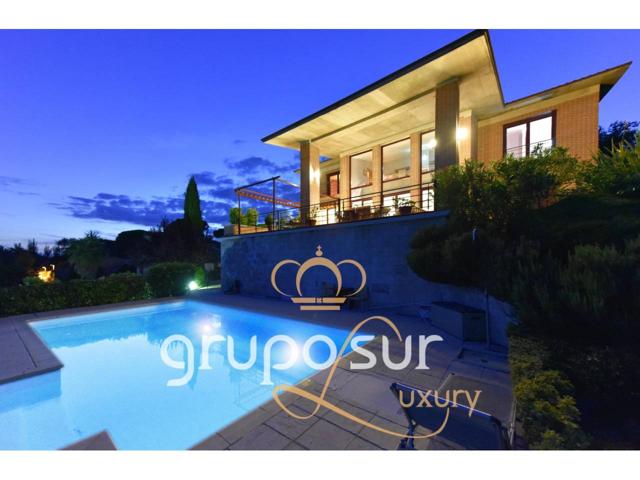 Exclusivo chalet de lujo con piscina privada y bonitas vistas en El Otero, a 10 minutos del centro de Valladolid. photo 0