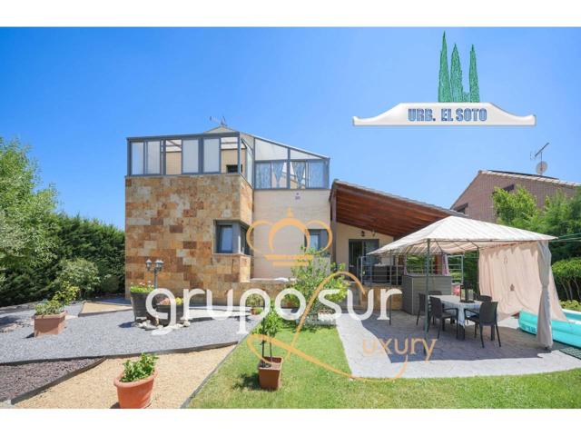 Exclusivo chalet construido en 2010, en la urbanización El Soto, en Aldeamayor de San Martín photo 0