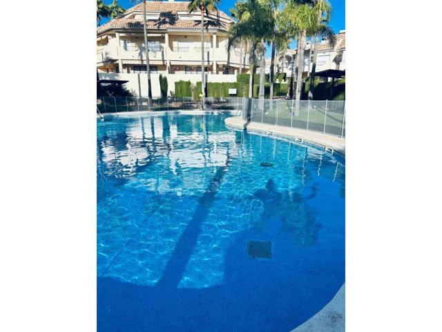 chalet independiente con varias terrazas, jardines y piscina en urbanización privada photo 0