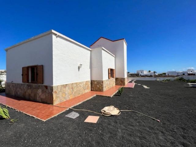 En venta. Tinajo. Lanzarote. Gran casa familiar, distribuida en dos cómodas plantas. photo 0