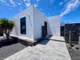 ¡No pierdas la oportunidad de adquirir esta espectacular villa en Lanzarote! photo 0