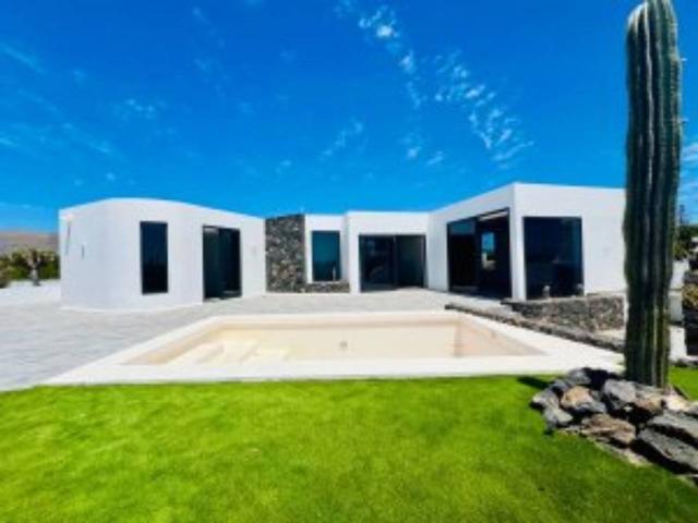 ¡No pierdas la oportunidad de adquirir esta espectacular villa en Lanzarote! photo 0