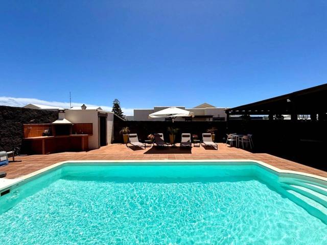 Villa de Lujo en Playa Blanca – Diseño, Confort y Rentabilidad en un Entorno Privilegiado photo 0