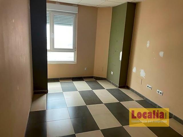Oficina en edificio profesional en Torrelavega photo 0