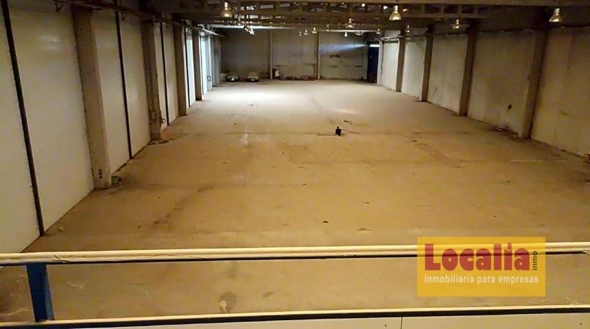 Gran nave ideal para su negocio en Sevilla photo 0