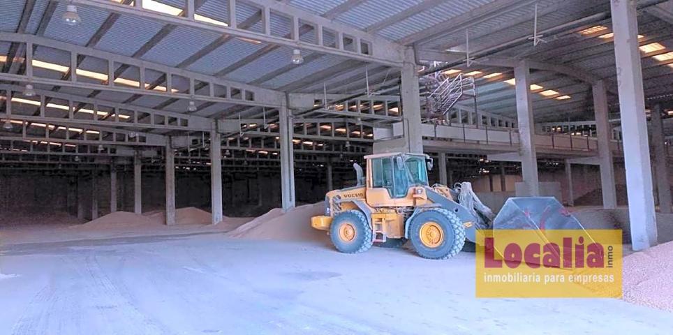 Gran nave ideal para su negocio en Sevilla photo 0