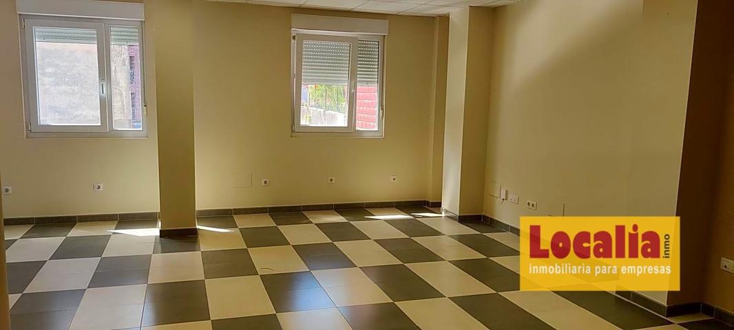 Oficina en edificio profesional en Torrelavega. photo 0