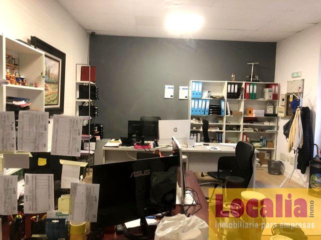 Singular y amplio local en venta en Torrelavega. photo 0