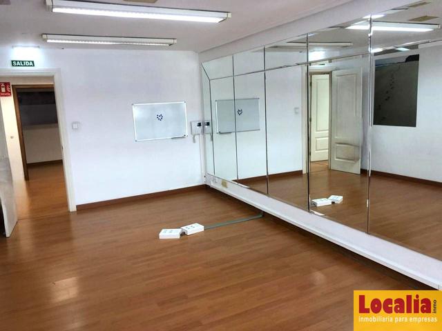 Céntrico local para reconvertir en Torrelavega. photo 0