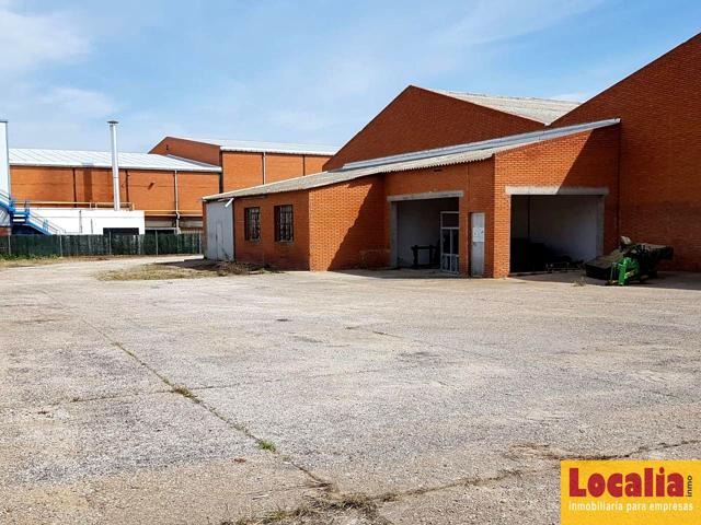 Extensa nave con campa de 8 mil metros, Palencia. photo 0