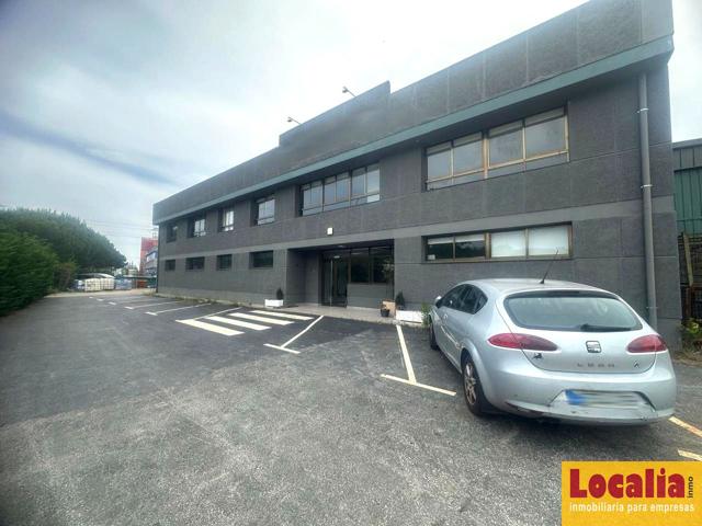 Naves industriales con edificio de oficinas photo 0