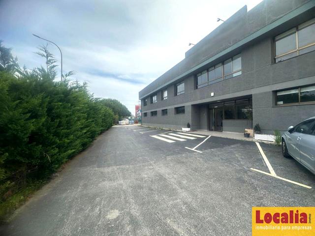 Naves industriales con edificio de oficinas photo 0