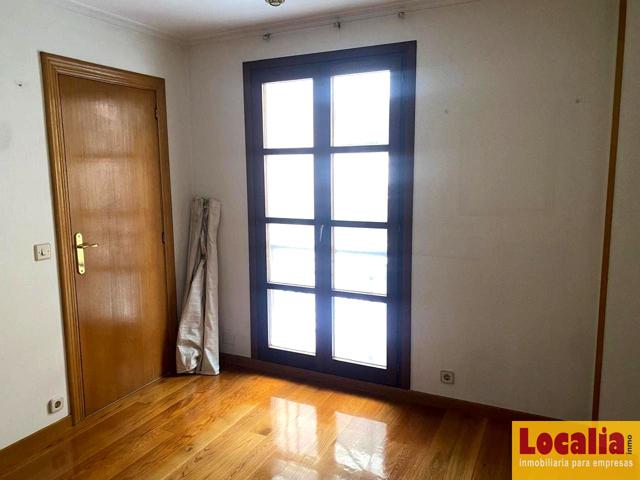 Oficina o despacho de 77 m² en alquiler Torrelavega photo 0