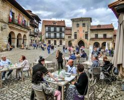 Vive o invierte en el pueblo más bonito de España photo 0