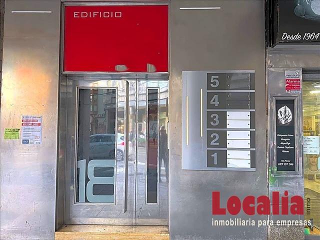 Moderno edificio en el centro de Torrelavega photo 0