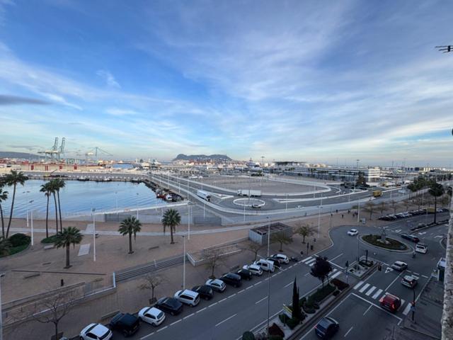 Piso CUATRO dormitorios, tres baños frente al Puerto de Algeciras photo 0