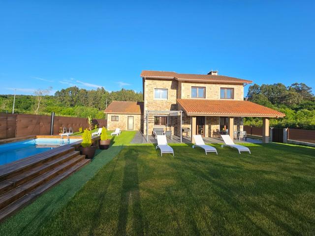 Se Vende Chalet con Excelentes Calidades en Urbanización Costa Miño Golf 374 m2 con Jardín y Piscina photo 0