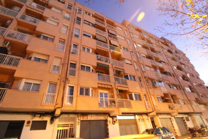 Almacén - estacionamiento con vado en Av. Sants de la Pedra. photo 0