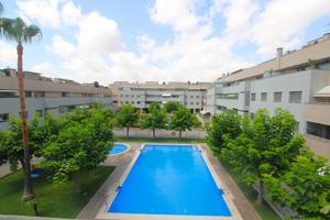 Piso de tres dormitorios, dos baños, dos plazas de garaje y trastero, en el residencial Colonna. photo 0