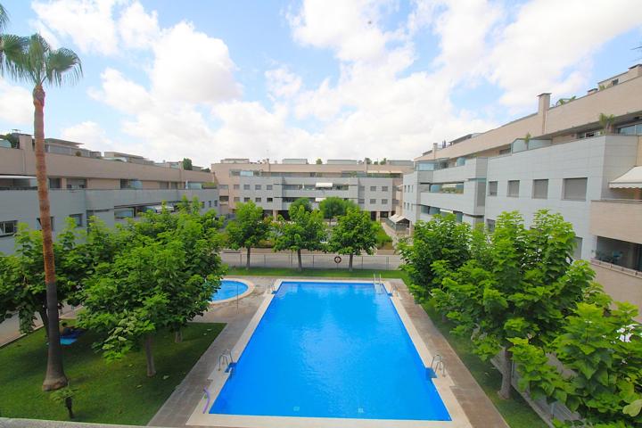Piso de tres dormitorios, dos baños, dos plazas de garaje y trastero, en el residencial Colonna. photo 0