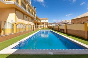 'Vive con estilo y comodidad: Piso con piscina en Churriana de la Vega ¡Tu oasis urbano te espera!' photo 0