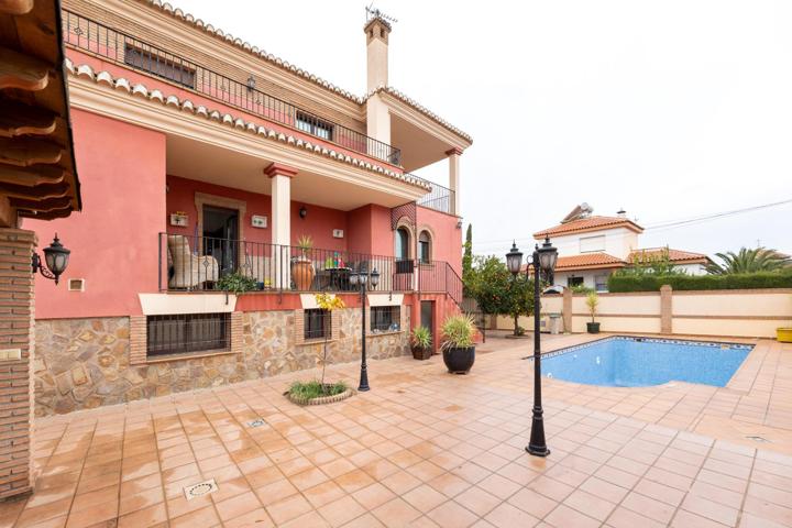 Vive el Lujo a lo Grande: Exclusivo Chalet Independiente con Piscina en Los Chopos photo 0