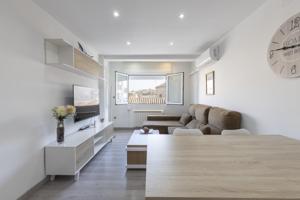 ¡Ático reformado y listo para entrar a vivir en Granada! Zona Pajaritos – 6ª planta, muy luminoso. photo 0