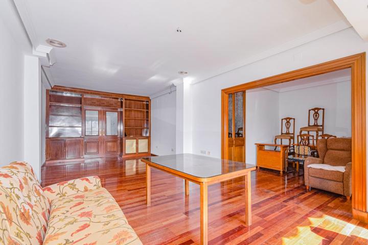 🏡 Donde la Elegancia Se Encuentra con la Ciudad 💼 Piso Premium en Zona de Alta Demanda de Granada photo 0