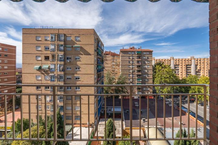 🏡 Piso reformado con terraza y gran potencial en venta en Cartuja, Granada 🌇 photo 0